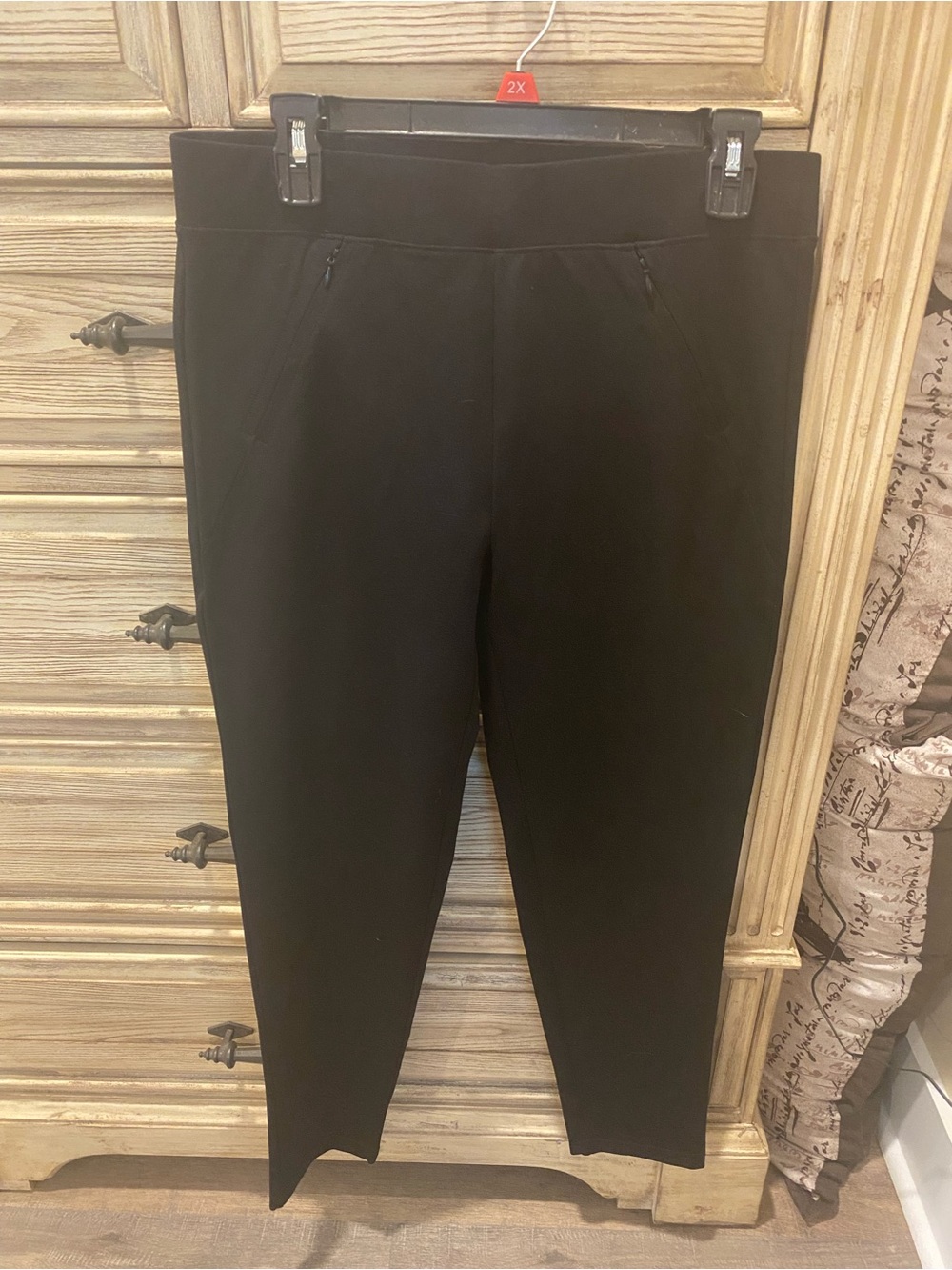HUE Black Ankle Cropped Ponte Pants